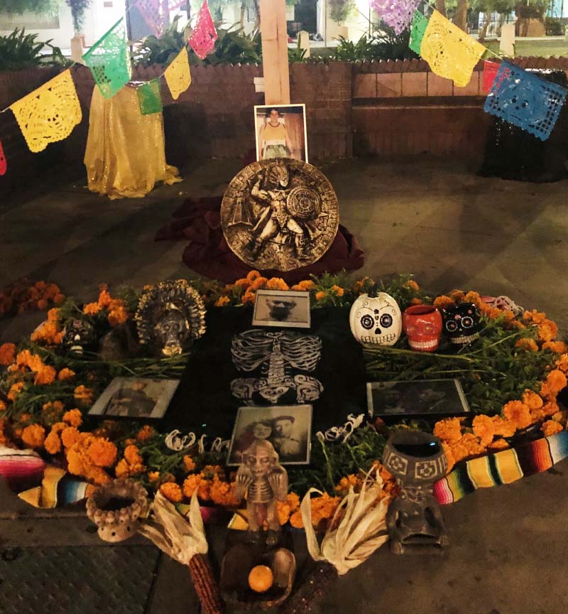 Dr. Mathew Sandoval bu ofrenda'yı veya sunağı 2022'de büyükbabası için inşa etti. Sunak, her yıl düzenlenen Día de los Muertos festivali için Los Angeles şehir merkezinin tarihi bir bölgesindeki Placita Olvera'ya yerleştirildi. (Fotoğraf Mathew Sandoval'ın izniyle)