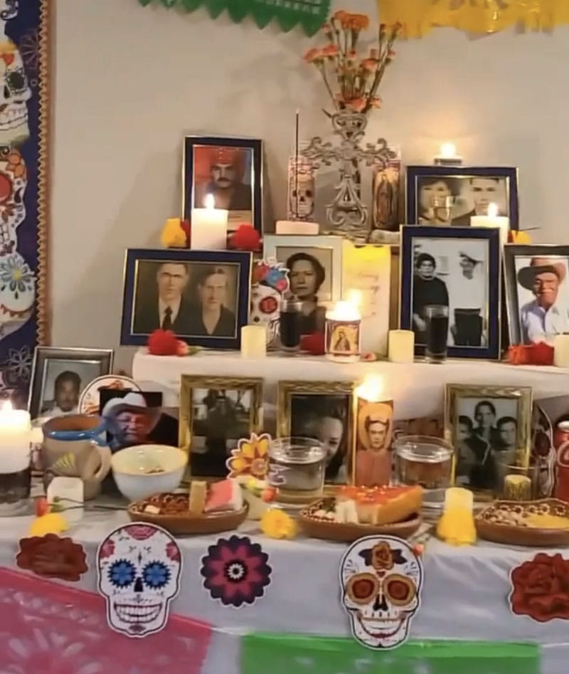 Amarillo, Teksas'tan Claudia Lomas, bu Día de los Muertos sunağını ailesini ve arkadaşlarını onurlandırmak için inşa etti. (Fotoğraf Claudia Lomas'ın izniyle)