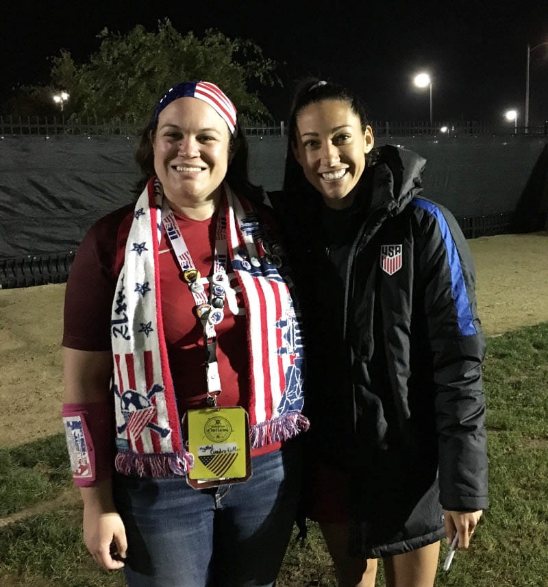 Crystal Cuadra-Cutler (solda) Christen Press, Angel City FC forveti ve Amerika Birleşik Devletleri milli takımının emektarı ile birlikte, 2017'de San Jose, Kaliforniya'da. (Fotoğraf Julie Burkhead'in izniyle)
