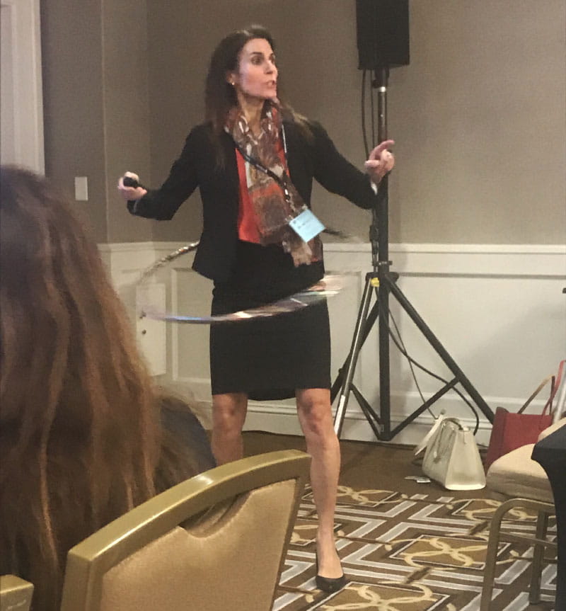 Dr. Beth Frates, 2017'de sağlıklı yaşam konulu bir oturuma liderlik ettiği bir sağlık konferansında hulahop çalıyor. (Fotoğraf: Amy Comander'ın izniyle)