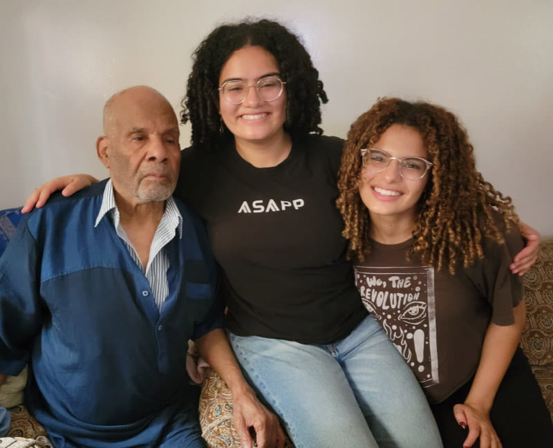 Naima Moustaid-Moussa'nın kızları Zaina (solda) ve Yasmine, Haziran 2022'de Fas'ta büyükbabaları Mohamed Moustaid'i ziyaret etti.  (Fotoğraf Naima Moustaid-Moussa'nın izniyle)