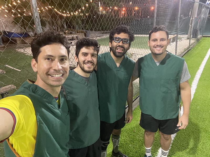 Dr. Gustavo Vargas (en solda), tıp öğrencisi Alfredo Perez, Dr. Diego Montoya ve Dr. Luiz Guido.  (Fotoğraf Dr. Gustavo Vargas'ın izniyle)