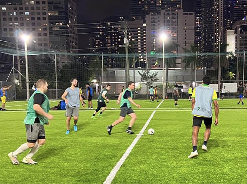 Çeşitli uzmanlık alanlarından ve eğitim düzeylerinden Güney Florida doktorları futbol sahasında bir topluluk oluşturuyor.  (Fotoğraf Dr. Gustavo Vargas'ın izniyle)