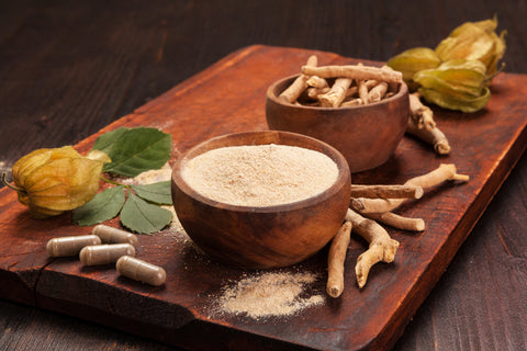 Bir Tepside Ashwagandha Kökleri ve Tozu